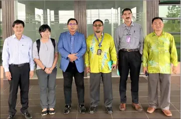  ??  ?? Roselan (third from left) and Dr Saafie (third from right) at the UMS Sandakan Agricultur­e Faculty.