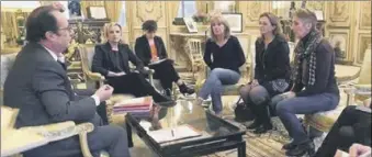  ??  ?? François Hollande, hier à l’Elysée, lors du rendez-vous qu’il a donné aux trois filles de Jacqueline Sauvage, accompagné­es de leurs deux avocates. (Document Palais de l’Elysée)