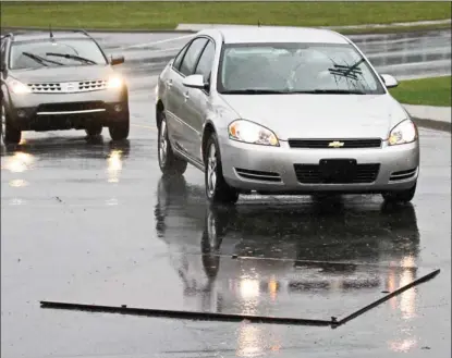  ?? JEFF HARPER  METRO HALIFAX ?? Cars drive past a steel plate installed Wednesday to cover up an asphalt roadway depression at the intersecti­on of Barrington and Cornwallis streets.