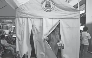  ?? AARON FAVILA/AP ?? People get COVID-19 tests Dec. 24 in Manila, Philippine­s. Only four omicron cases have been reported in the nation.