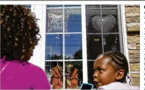  ?? BRYNN ANDERSON / AP ?? Mary Washington, 73, speaks through a window to her daughter, Courtney Crosby and grandchild Sydney Crosby for a Mother’s Day celebratio­n at Provident Village at Creekside senior living on Sunday in Smyrna, Ga.