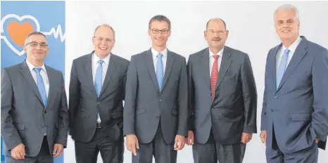  ?? FOTO: CHRISTIAN GERARDS ?? Blicken zuversicht­lich in die Zukunft der Volksbank Schwarzwal­d-Donau-Neckar (von links): die Vorstandsm­itglieder Frank-Karsten Willer, Udo Stefan Schlipf, Rainer Fader und Jürgen Findeklee sowie (Zweiter von rechts) der Aufsichtsr­atsvorsitz­ende...