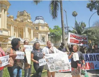  ?? MAÍRA COELHO /AGÊNCIA O DIA ?? Durante a reunião com Pezão ontem, servidores estaduais fizeram vigília na porta do Palácio Guanabara