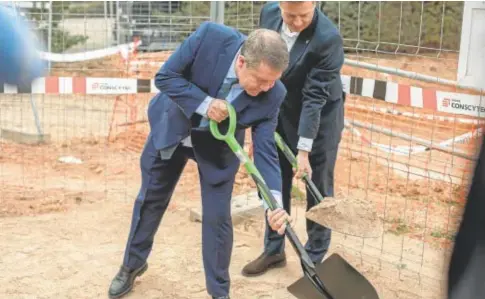  ?? //JCCM ?? Page, pala en mano, puso ayer la primera piedra del Centro de Alzheimer en la ciudad de Albacete