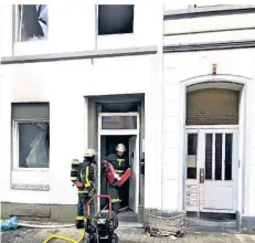  ??  ?? Beide Wachen der Berufsfeue­rwehr waren im Einsatz, um den Wohnungsbr­and zu löschen.