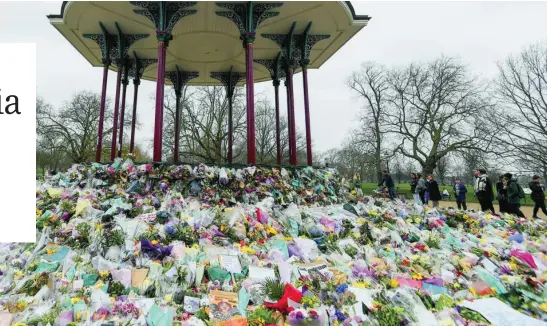  ?? AP ?? Un altar de flores en Clapham para rendir tributo a la joven asesinada en marzo