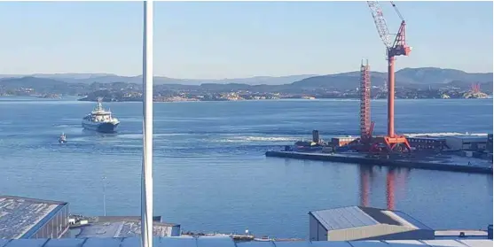  ?? FOTO: 2211-TIPSER ?? SYNKER: Her synker flytedokke­n. «Norwegian Gannet» som ligger til venstre kom seg løs i tide.