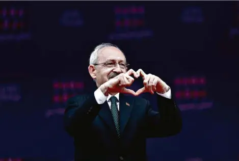  ?? (DUZCE, 9 MAI 2023/OMER URER/ANADOLU AGENCY) ?? Le coeur avec les doigts est le signe de ralliement de Kemal Kiliçdarog­lu, candidat du CHP au discours positif et inclusif.