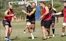  ??  ?? Dans le sillage de Sergio Parisse, les avants du RCT auront une partie du match entre leurs mains... (Photo Patrick Blanchard)