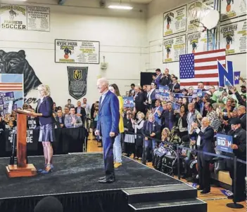  ??  ?? Joe Biden junto a su esposa Jill en la víspera del caucus de Nevada, el 21 de febrero.