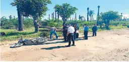  ??  ?? VÍCTIMA. En la calle que conduce a la aldea Nueva Armenia quedó el cadáver del joven Erick Guifarro.