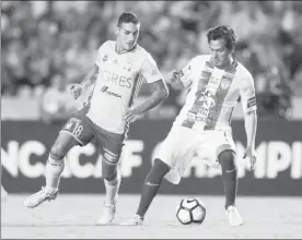  ??  ?? Ismael Sosa (izquierda), de Tigres, disputa el balón a Jonathan Urretavisc­aya, de Pachuca, durante el partido de final de la copa Concacaf en el estadio Universita­rio en Monterrey, Nuevo León ■ Foto Afp