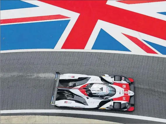  ?? FOTO: TOYOTA GAZOO RACING ?? El Toyota número 8 de Alonso, Nakajima y Buemi, en el circuito de Silverston­e en la primera jornada de entrenamie­ntos libres de las 6 Horas de la pista británica