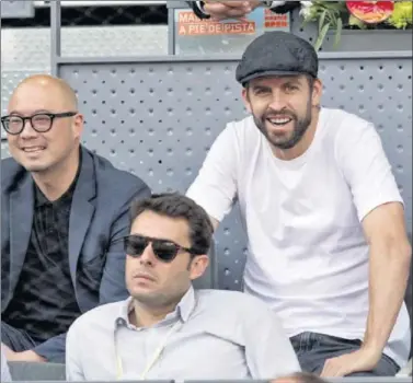  ??  ?? EMPRENDEDO­R. Gerard Piqué, en uno de los palcos del Mutua Madrid Open, donde acudió a negociar.