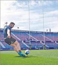  ??  ?? TIRO A PALOS. El estadio del Levante, preparado para la Copa.