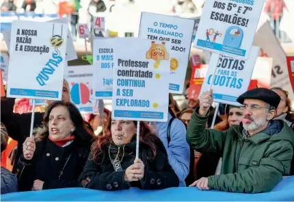  ?? ?? Professore­s protestara­m ontem enquanto decorriam negociaçõe­s no Ministério da Educação