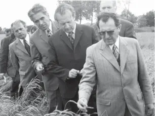  ?? FOTO – TASR ?? Tradičný obrázok z čias normalizác­ie – súdruh Biľak bol v roku 1974 skontrolov­ať úrodu.