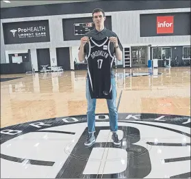  ??  ?? Rodions Kurucs, posando como nuevo jugador de Brooklyn Nets