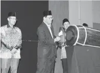  ?? Roystein Emmor — Gambar ?? LANCAR: Dr Abdul Rahman memukul beduk sebagai simbolik perasmian pelancaran Inisiatif Kualiti KIK Masjid Sarawak.