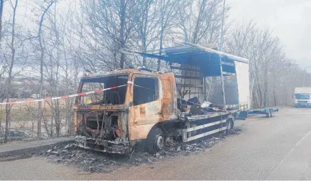  ?? FOTO: IG PRO WESTSTADT/SABINE BURR ?? Diesen ausgebrann­ten Laster an der Daimlerstr­aße konnten die Sammler leider nicht in Säcke packen.