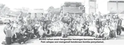  ??  ?? MURID tahun enam bergambar kenangan bersama Mahani dan Pain selepas sesi mengenali kenderaan bomba penyelamat.