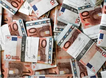  ?? Foto: Jens Wolff, dpa ?? 24 Milliarden Euro hat der Staat im vergangene­n Jahr mehr eingenomme­n als ausgegeben.