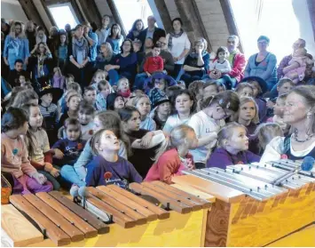  ?? Foto: Agata Englert ?? Rund 100 Kinder nahmen am Workshop des Chorverban­ds Kreis Dillingen teil. Einen Tag lang brachten ihnen namhafte Dozenten viele Themen rund ums Singen bei.