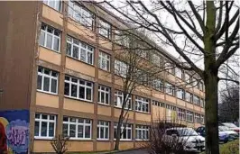  ??  ?? Der Plattenbau in der Saalfelder Jahnstraße beherbergt derzeit das Förderschu­lzentrum und die Kreisvolks­hochschule Saalfeld-Rudolstadt. Hier soll in diesem Jahr durch den Landkreis über eine Million Euro investiert werden. Foto: Thomas Spanier