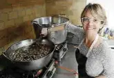  ?? ?? Marga Sbert beim Zubereiten des Suds, in dem die Weichtiere vier Stunden gekocht werden.