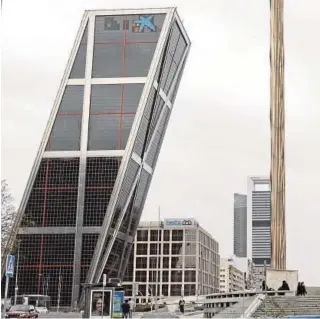  ?? GUILLERMO NAVARRO ?? La torre Kio en Madrid con el logo de Caixabank