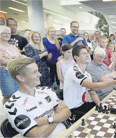  ??  ?? GOD TAPER: Odd-gutta Torgeir Børven og Thomas Grøgaard tok tapet mot verdensmes­ter Magnus Carlsen med et aldriså lite smil.