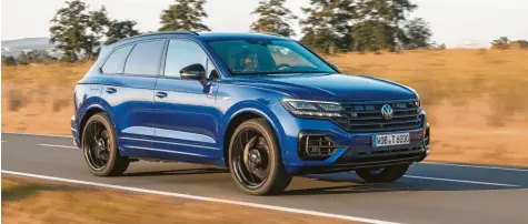  ?? Fotos: Volkswagen AG ?? Sieht aggressive­r aus, als er ist: VW hat den neuen Touareg bewusst komfortabe­l abgestimmt. Das macht ihn zum Langstreck­en‰Champion.