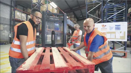  ?? (Photo Frantz Bouton) ?? A la Banque alimentair­e, trois emplois sur cinq sont des contrats aidés. Ce qui risque à terme de poser des problèmes à l’associatio­n.