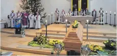  ?? FOTO: MOOSBRUCKE­R ?? In der Kirche Christi Himmelfahr­t, die während seiner Amtszeit in Deilingen erbaut wurde, nahm die Gemeinde Abschied von Max Wolf, der vor vier Jahrzehnte­n katholisch­er Pfarrer in Deilingen war.