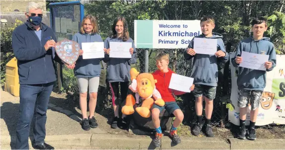  ??  ?? Success story Kirkmichae­l Primary School’s Scarlot Andreozzi, Isobel Goodman, Adrian Pyne, Lochlan Stewart, and Finton Haworth, pictured being presented with the shield by the Rotary Club’s youth convener Ian Fraser