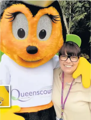  ??  ?? Joanne Caddy with Queenscour­t hospice mascot Queenie the Bee and, inset, the mascot pin badges which are available from this week, as Joanne sets up her fundraisin­g tattoo challenge