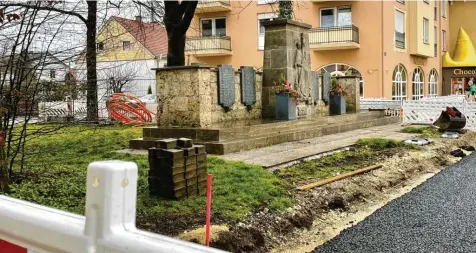  ?? Fotos: Marco Keitel ?? Hinter Absperrgit­tern: So sieht das Kriegerden­kmal in Königsbrun­n aktuell, von der Bürgermeis­ter-Wohlfarth-Straße gesehen, aus.