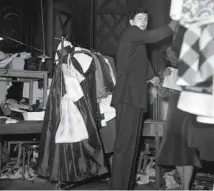  ?? AGENCE FRANCE-PRESSE ?? Le couturier en coulisses d’un défilé de mode en février 1952