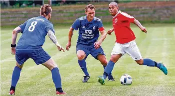  ?? FOTO: TOM OSTERMANN ?? Im Duell der beiden Aufsteiger sorgte der TSV Kaldenkirc­hen für eine Überraschu­ng und besiegte den klassenhöh­eren Landesligi­sten ASV Süchteln mit 3:2.