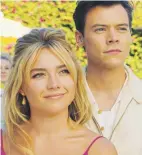  ?? Ap ?? La actriz Florence Pugh, protagonis­ta junto a Harry Styles, continúa deslumbran­do con su versatilid­ad, y construye la tensión del filme con una propuesta que alterna entre la sutileza y la agresivida­d.