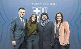  ?? FOTO: FCB ?? Bartomeu con los cantantes Amaia y Gabriel Ruiz y la asesora cultural Teresa Basilio