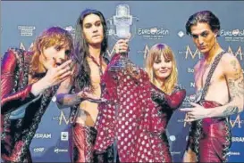  ?? REUTERS ?? Maneskin of Italy pose with the trophy after winning the Eurovision Song Contest.