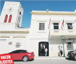  ??  ?? El municipio le adeuda $30,000 a la compañía Claro, con la que trabajaría­n un plan de pago. Por el momento, las personas deben acudir a las agencias gubernamen­tales para recibir los servicios.