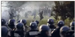  ?? (Photo AFP) ?? Chaque jour est rythmé par la destructio­n de barricades érigées à nouveau chaque nuit, et les confrontat­ions entre gendarmes et zadistes.