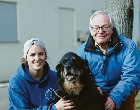  ?? Foto: Philipp Wehrmann ?? Die Tierpflege­rin Joana Müller und Heinz Paula, der Vorsitzend­e des Tierschutz­vereins Augsburg und Umgebung, streicheln den achtjährig­en Rambo. Für die Tiere und Mitarbeite­r des Tierheims ist Silvester ein anstrengen­der Abend.