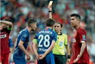  ?? — AP ?? IN COMMAND: Referee Stephanie Frappart shows a yellow card to Chelsea’s Cesar Azpilicuet­a.