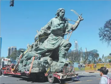  ?? FOTOS: MARCELO SILVESTRO ?? EN MARCHA. El traslado de la estatua de Zerneri cortó el tránsito y sorprendió a los peatones.