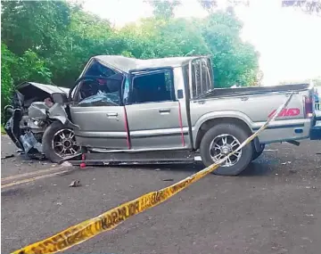  ??  ?? En la Litoral. La colisión fue entre dos vehículos que eran conducidos en sentidos opuestos. Uno de los conductore­s, al parecer, realizó una maniobra indebida, que provocó el choque.