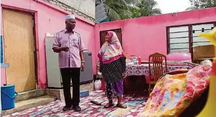  ?? (Foto Wan Nabil Nasir/bh) ?? Timbalan pengerusi jawatan kuasa kariah Masjid Changlun, Zainol Abidin Mohamad melawat rumah rosak dilanda ribut di Kampung Changhai, Changlun.