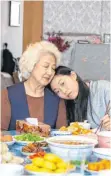  ?? FOTO: CASI MOSS/DCM/DPA ?? Billi (Awkwafina, rechts) liebt ihre Nai Nai (Zhao Shuzhen) sehr. Umso schwerer fällt der Abschied von ihr.